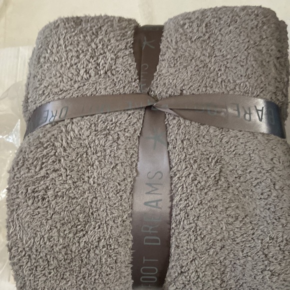 Barefoot Dreams blanket - Picture 5 of 8